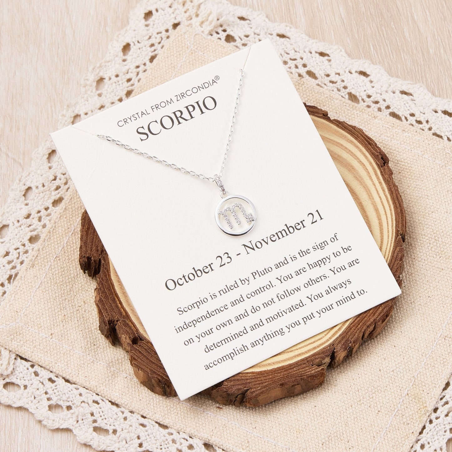 Collier signe astrologique Scorpion et carte de citation avec cristaux Zircondia®