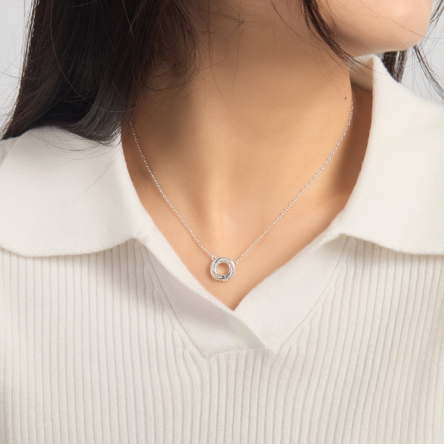Collier cercle noué plaqué argent orné de cristaux Zircondia®