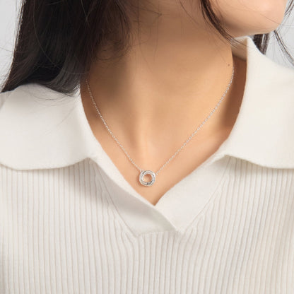 Collier cercle noué plaqué argent orné de cristaux Zircondia®