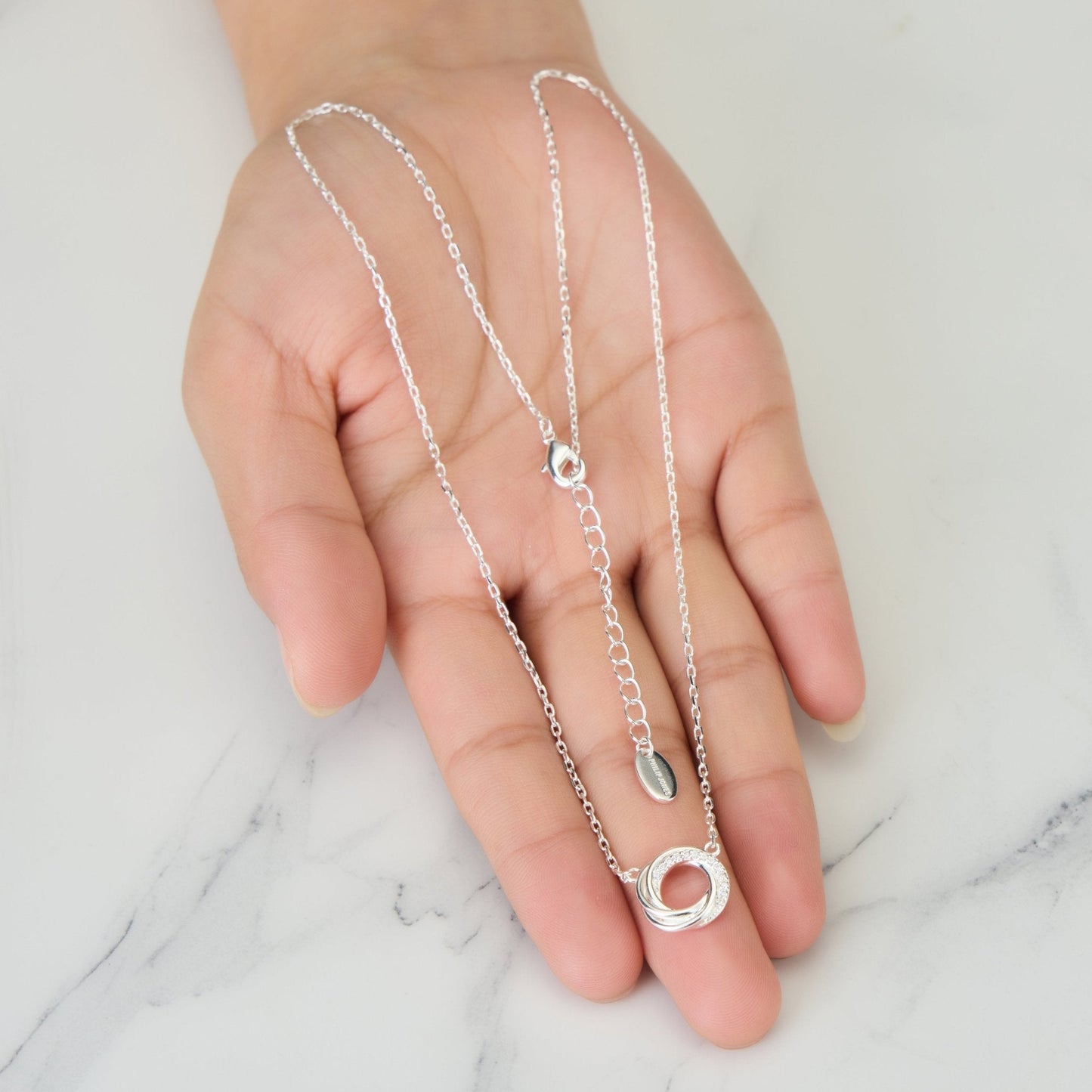 Collier cercle noué plaqué argent orné de cristaux Zircondia®