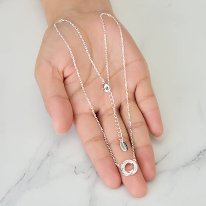 Collier cercle noué plaqué argent orné de cristaux Zircondia®