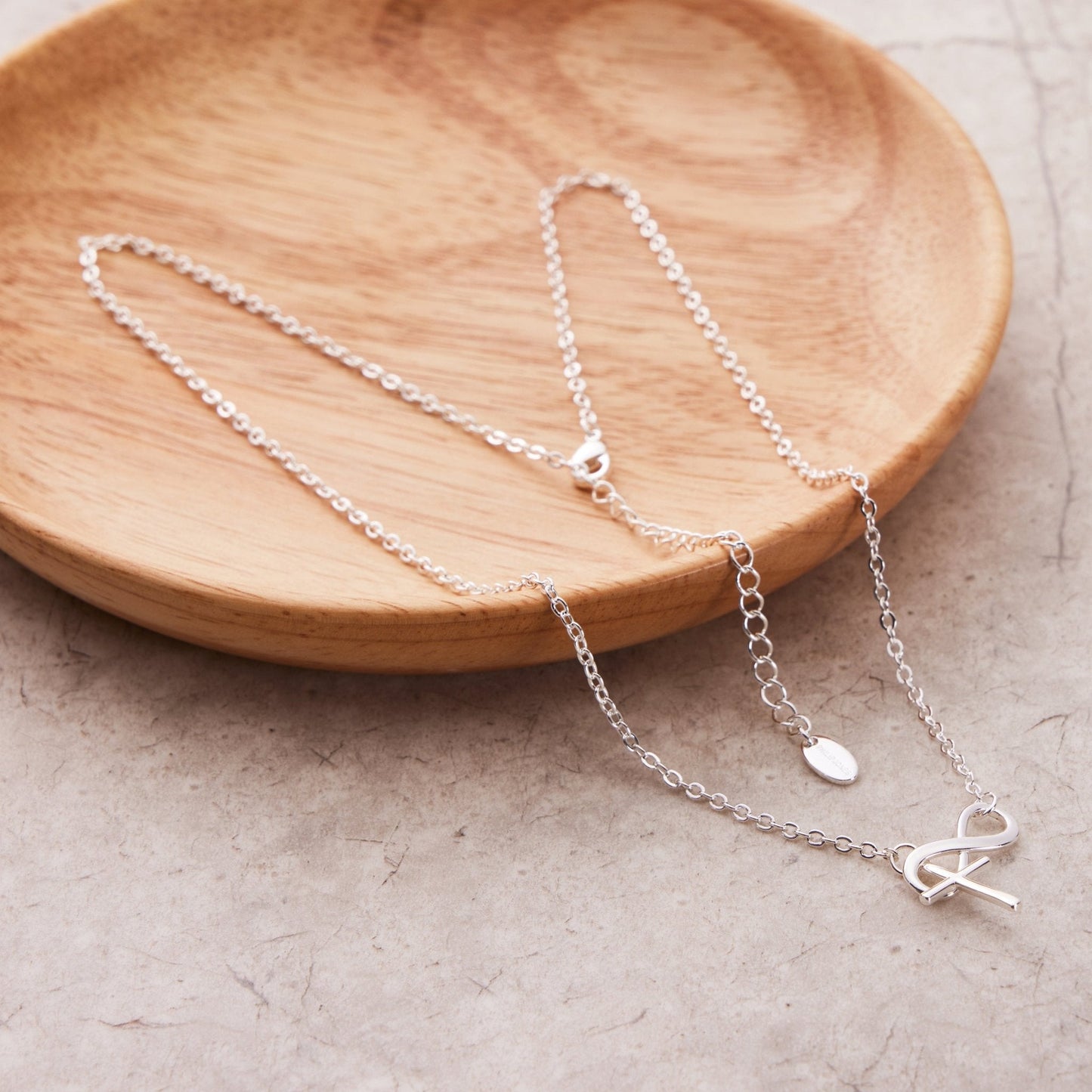 Collier lariat infini avec croix plaqué argent