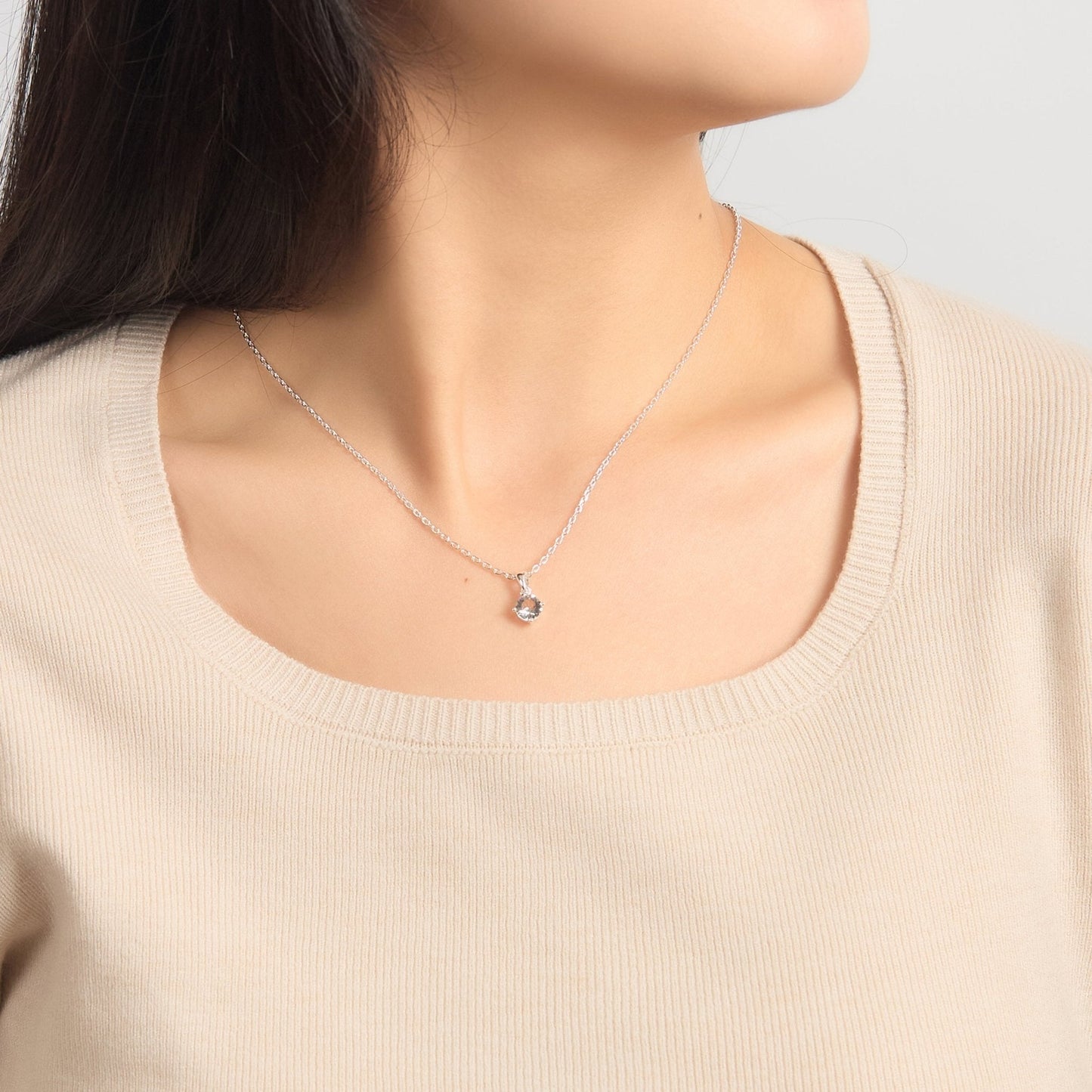 Collier solitaire plaqué argent créé avec des cristaux Zircondia®