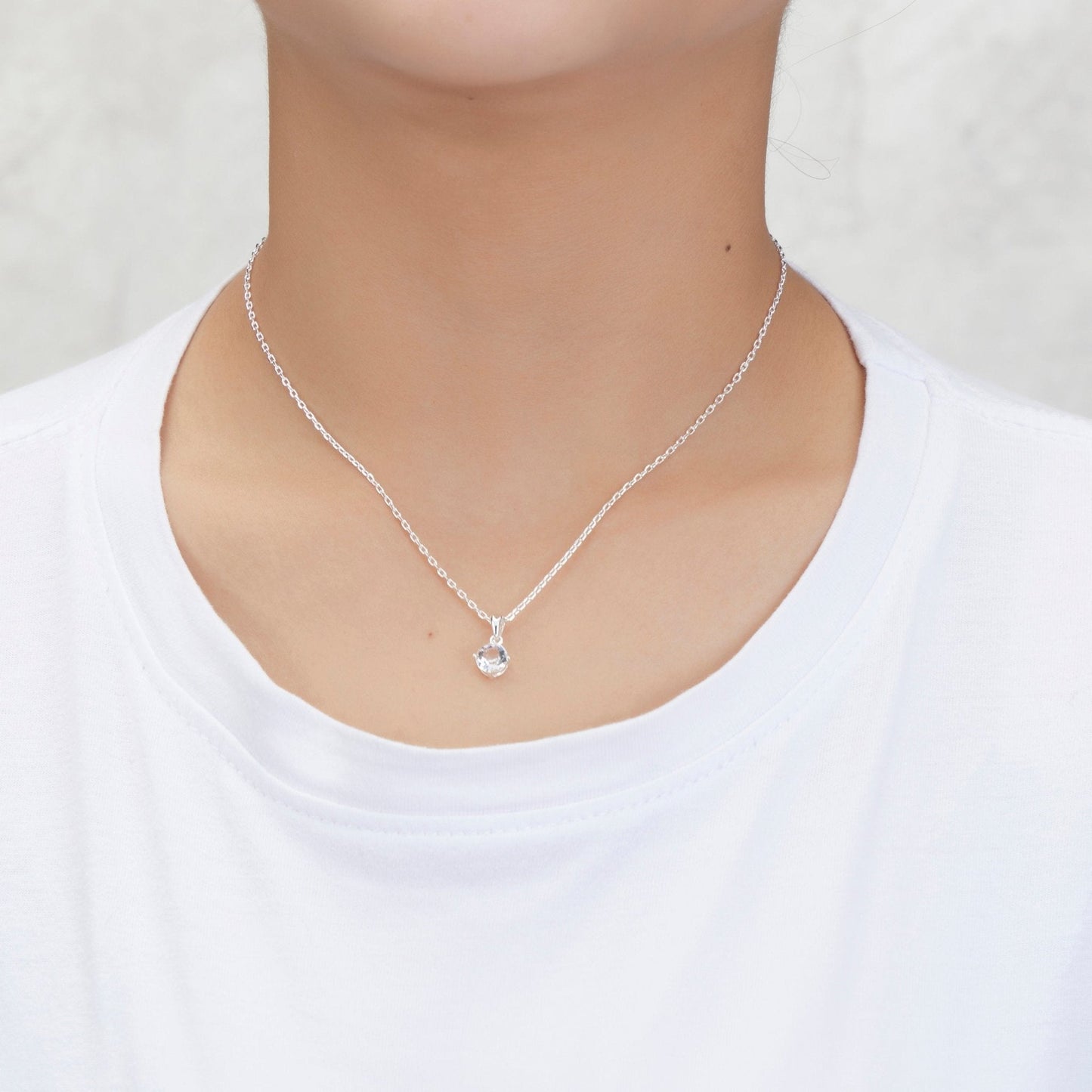 Collier solitaire plaqué argent créé avec des cristaux Zircondia®