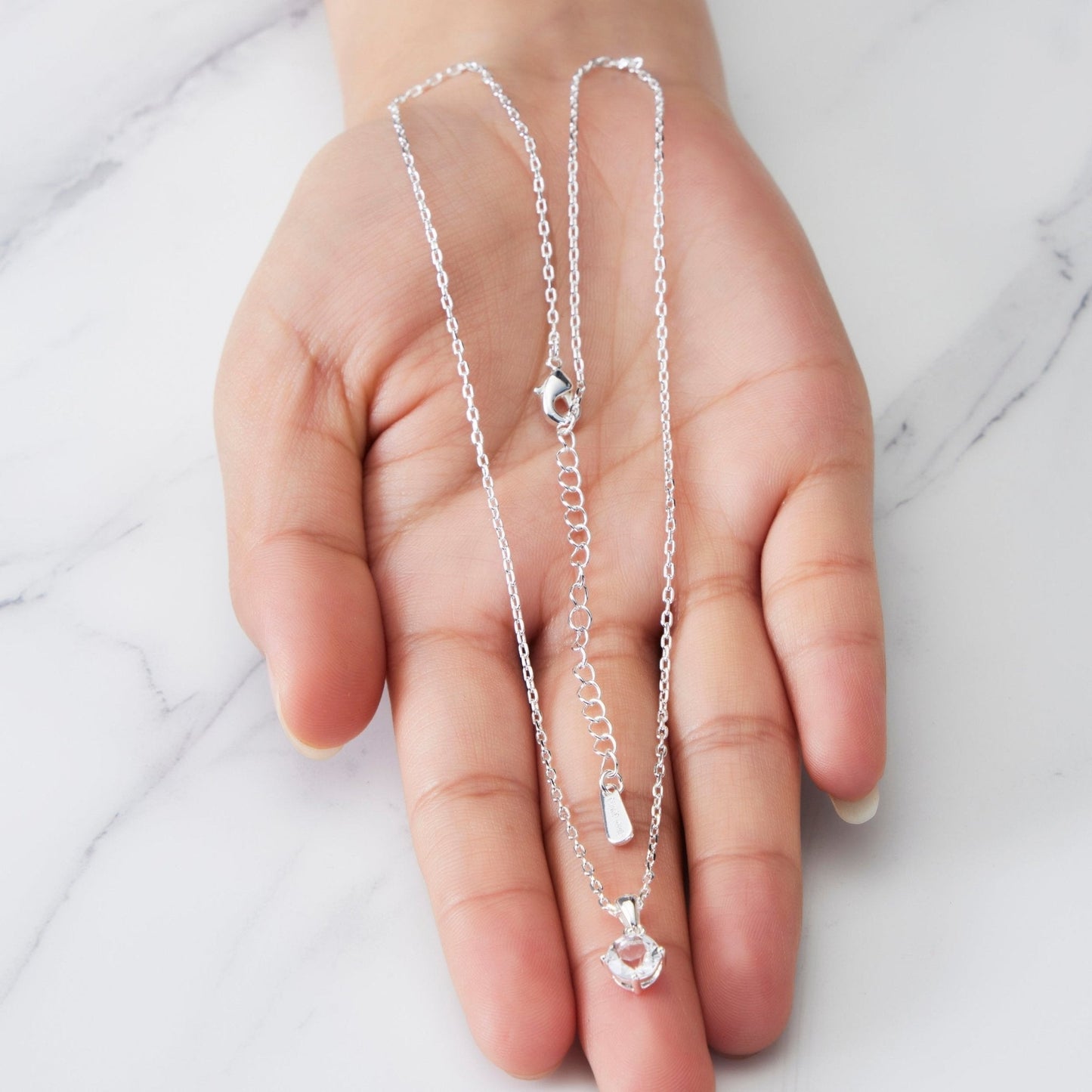 Collier solitaire plaqué argent créé avec des cristaux Zircondia®