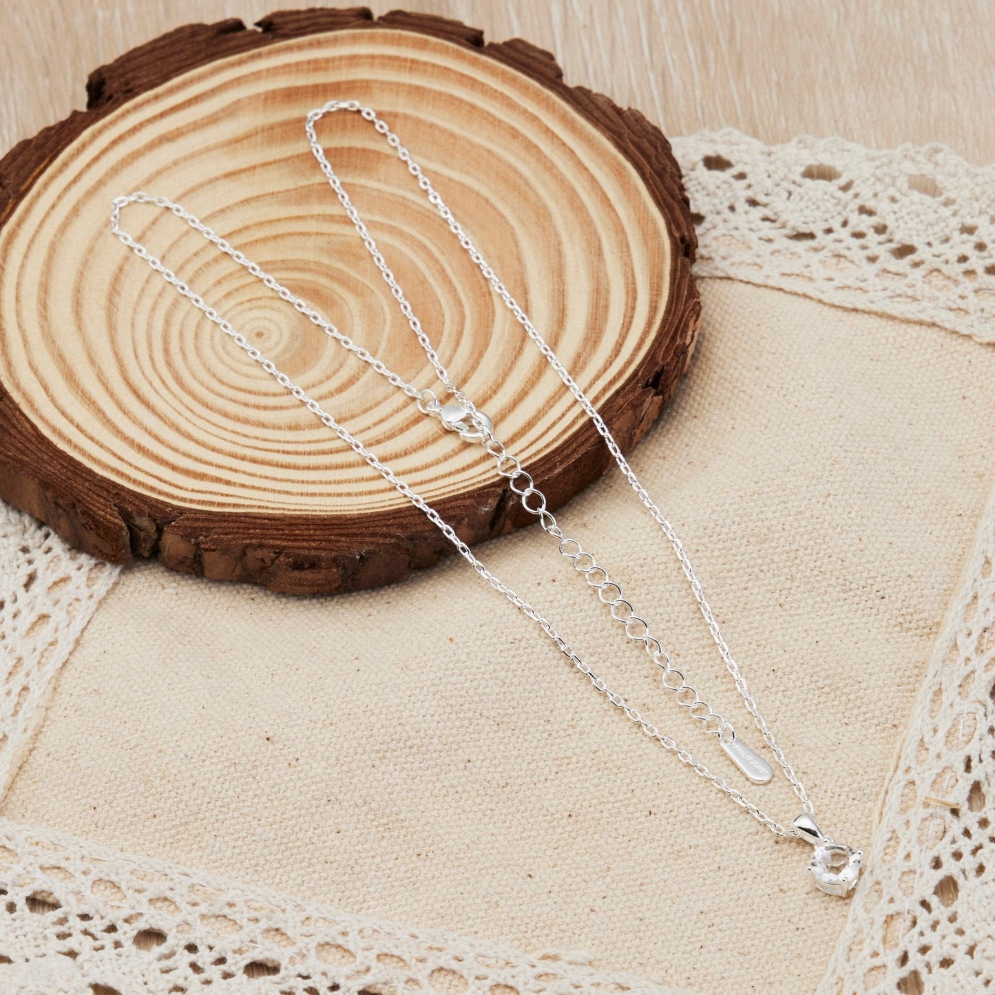 Collier solitaire plaqué argent créé avec des cristaux Zircondia®