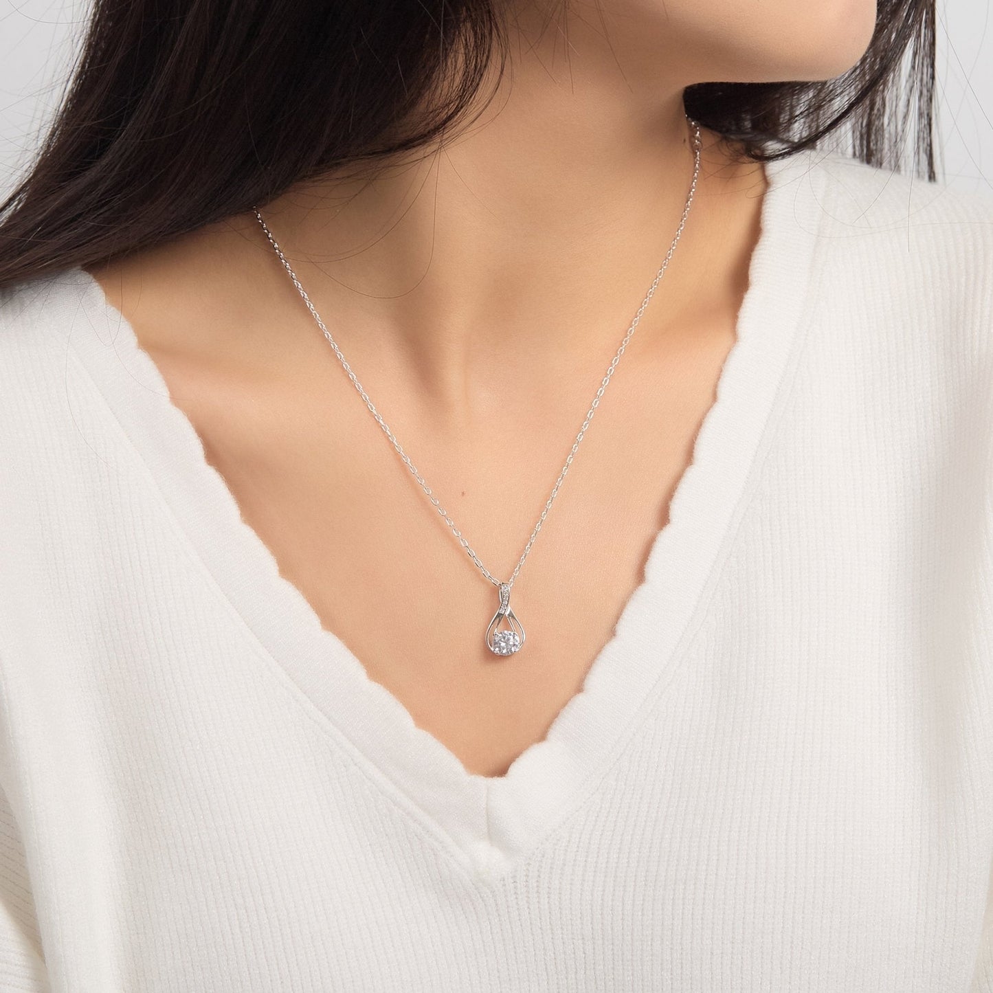 Collier solitaire en forme de goutte plaqué argent, créé avec des cristaux Zircondia®.