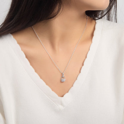 Collier solitaire en forme de goutte plaqué argent, créé avec des cristaux Zircondia®.