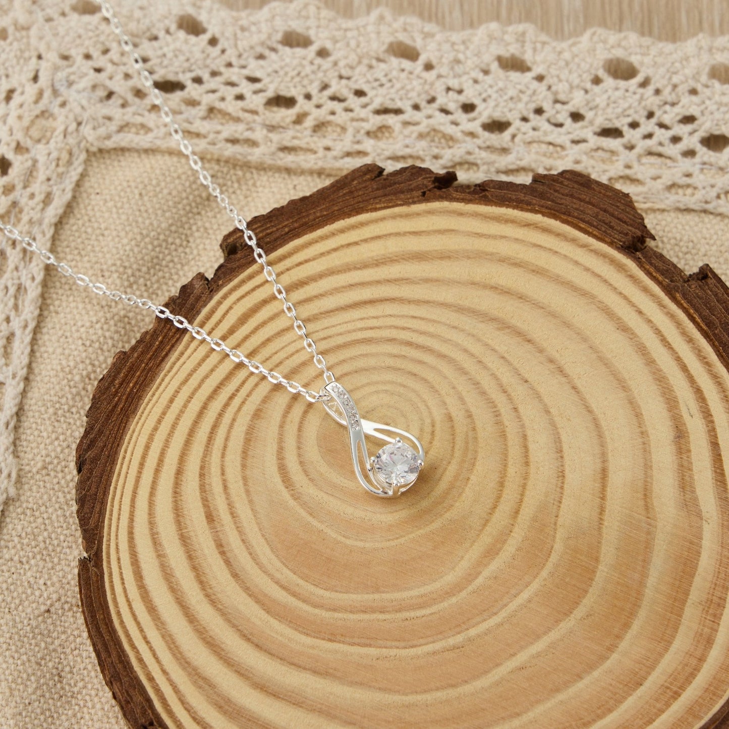 Collier solitaire en forme de goutte plaqué argent, créé avec des cristaux Zircondia®.