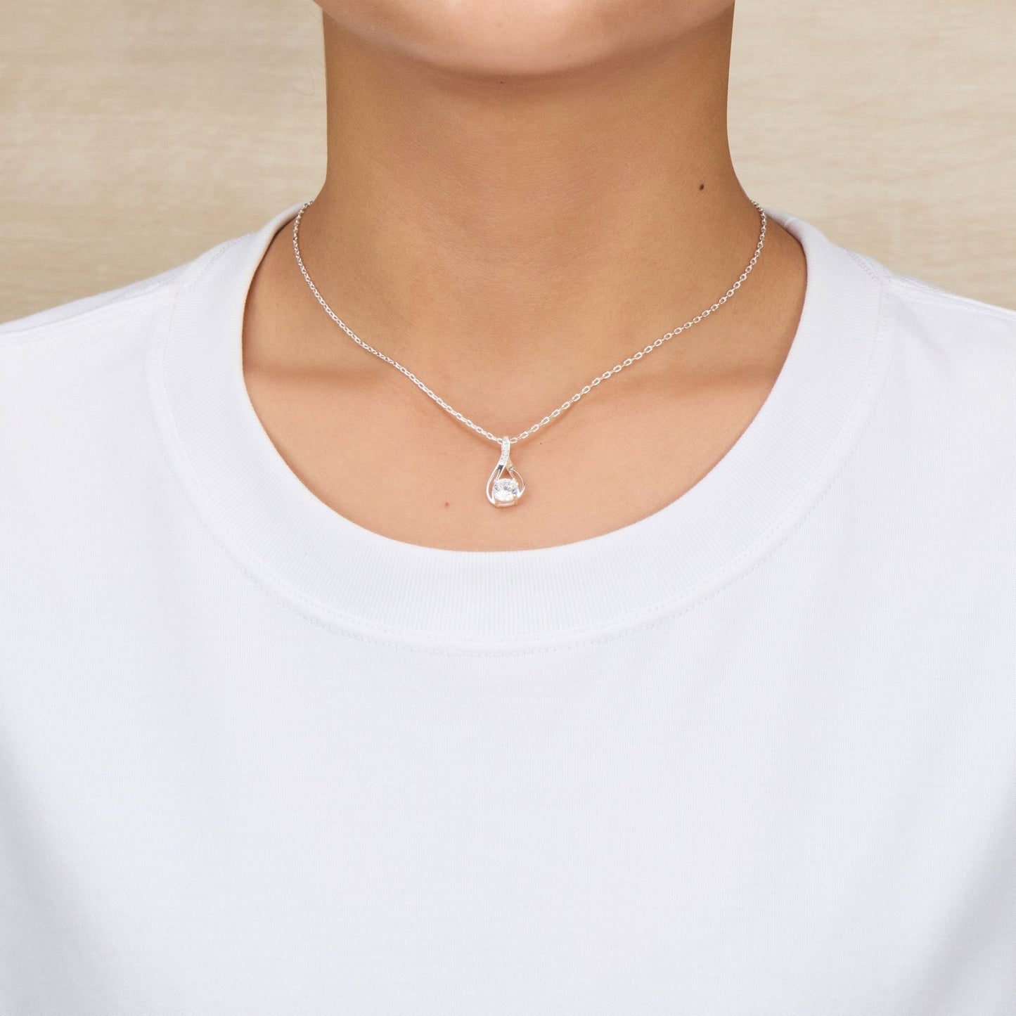 Collier solitaire en forme de goutte plaqué argent, créé avec des cristaux Zircondia®.