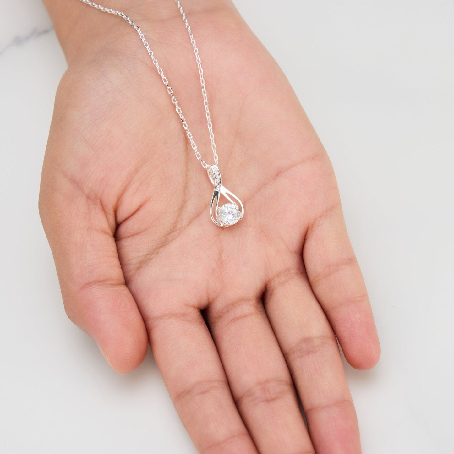 Collier solitaire en forme de goutte plaqué argent, créé avec des cristaux Zircondia®.