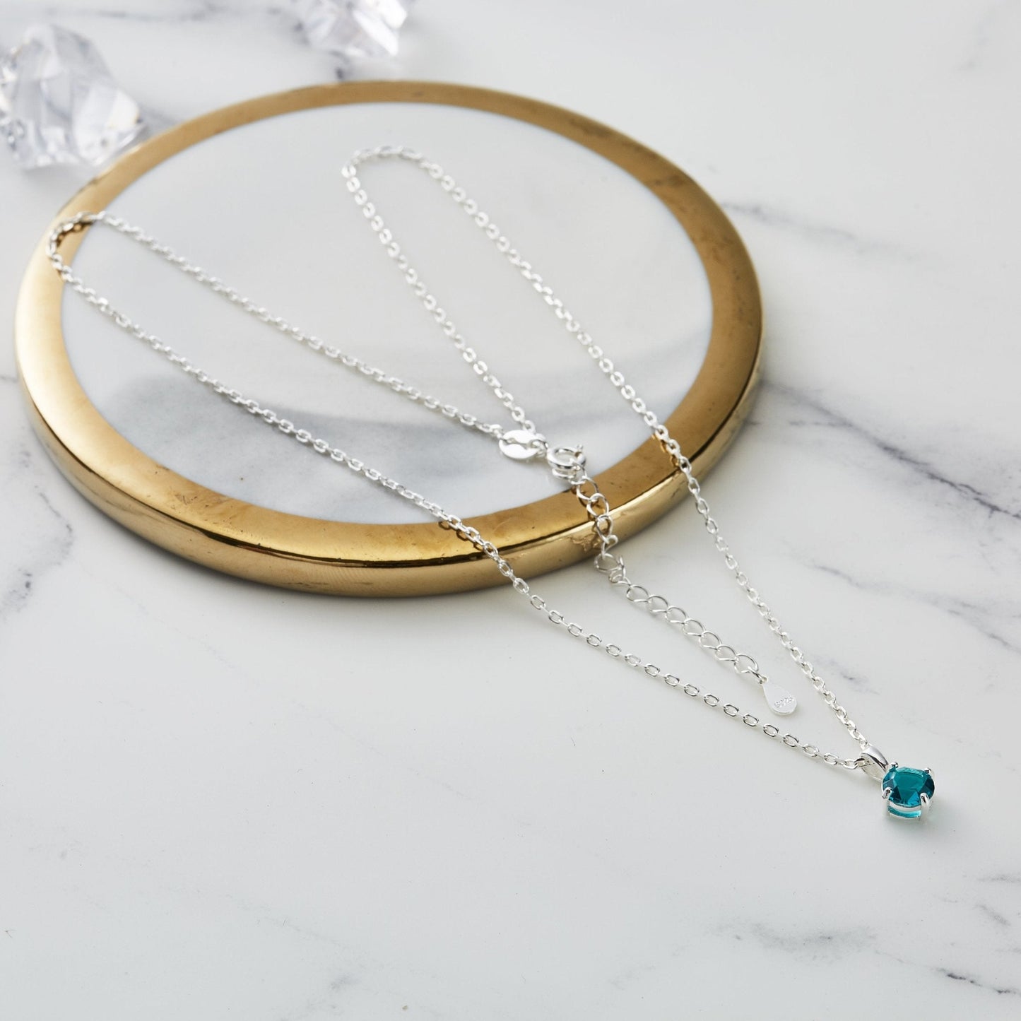 Collier bleu en argent sterling créé avec des cristaux Zircondia®