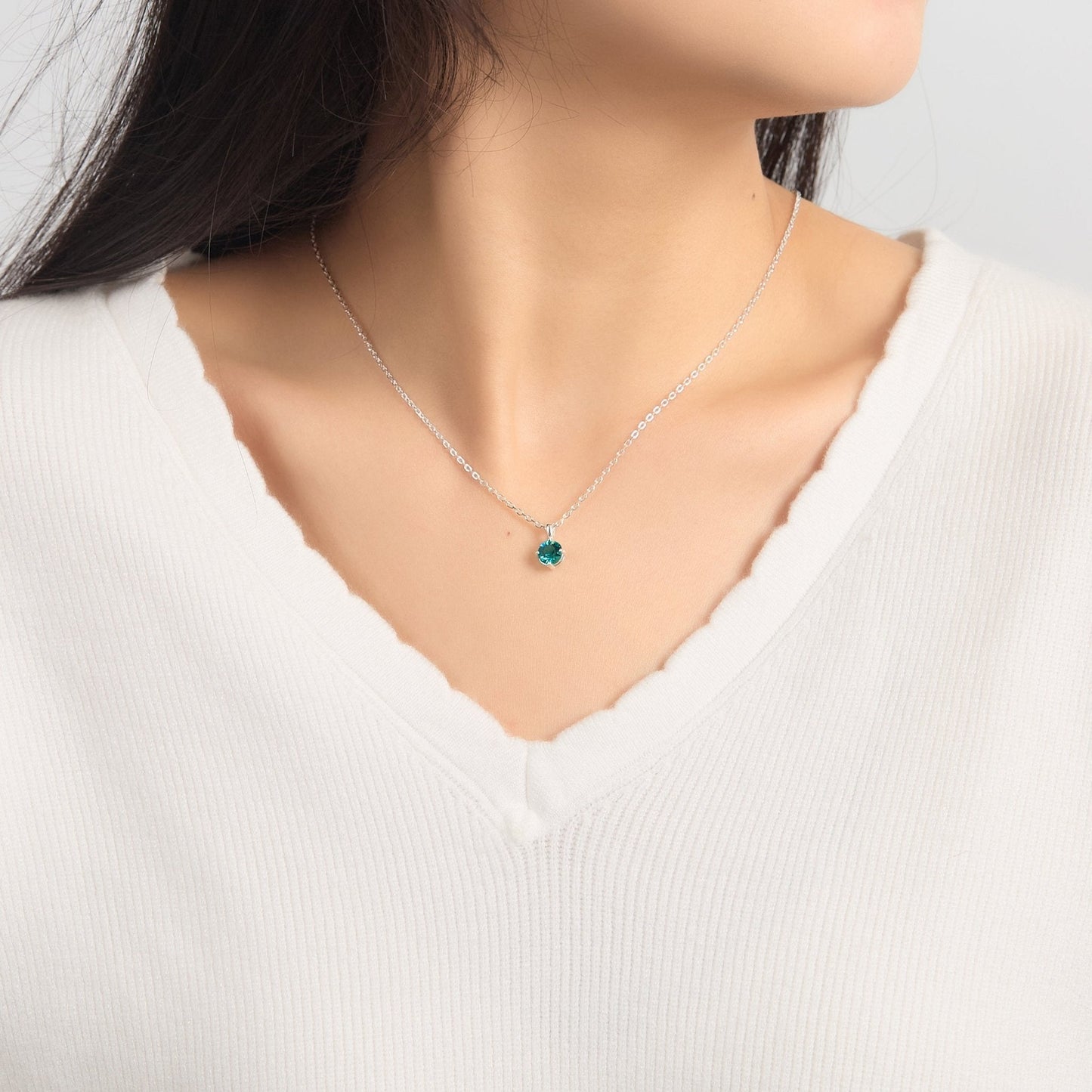 Collier bleu en argent sterling créé avec des cristaux Zircondia®