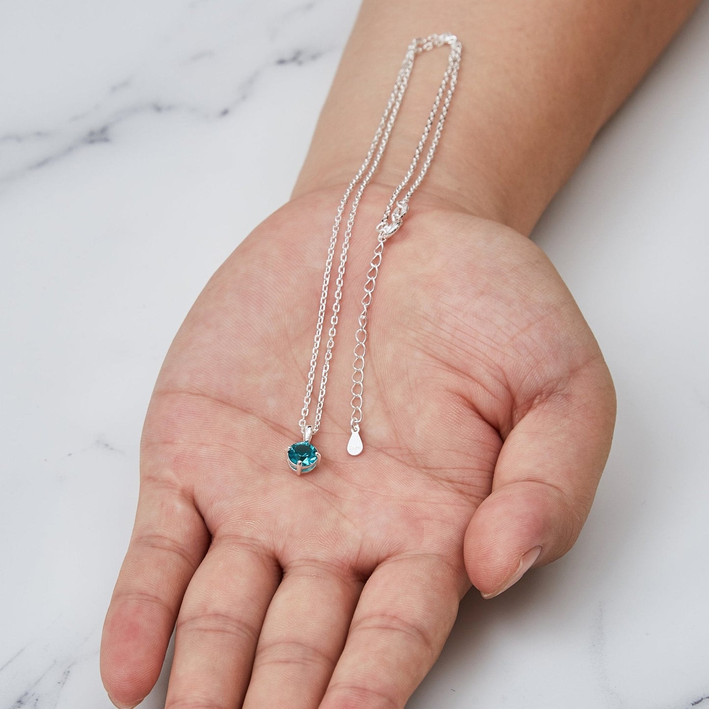 Collier bleu en argent sterling créé avec des cristaux Zircondia®