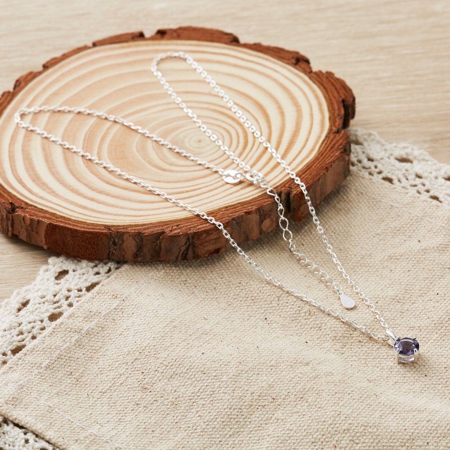 Collier en argent sterling de février (améthyste) avec cristaux Zircondia®