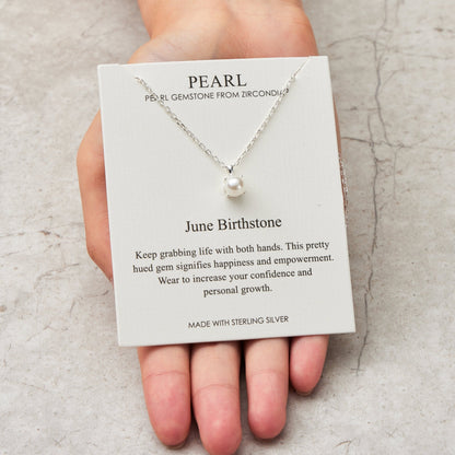 Collier en argent sterling avec pierre de naissance de juin (perle) créé avec des pierres précieuses de Zircondia®