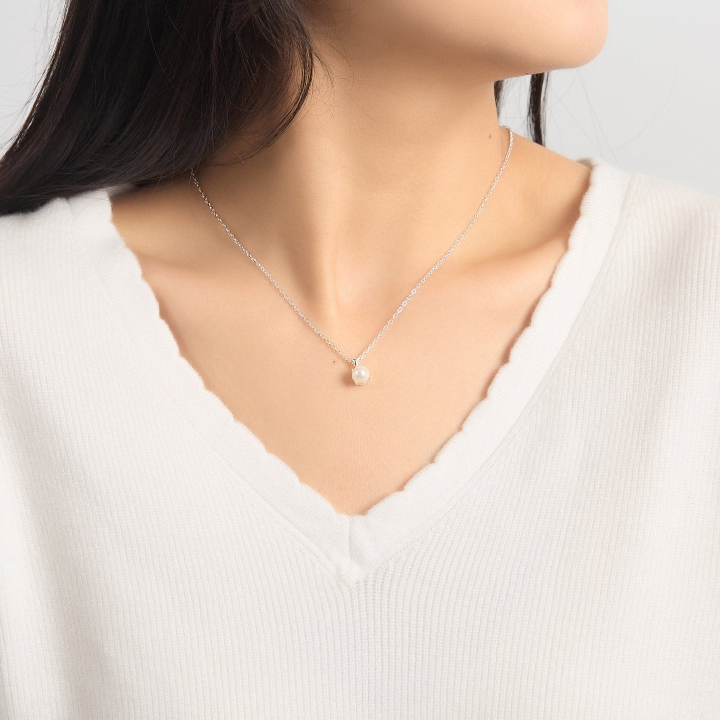 Collier en argent sterling avec pierre de naissance de juin (perle) créé avec des pierres précieuses de Zircondia®
