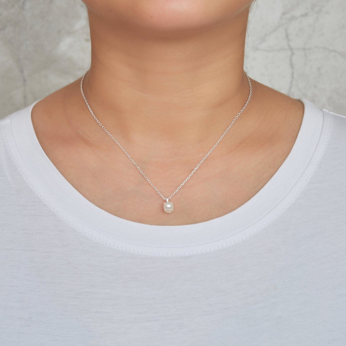 Collier en argent sterling avec pierre de naissance de juin (perle) créé avec des pierres précieuses de Zircondia®