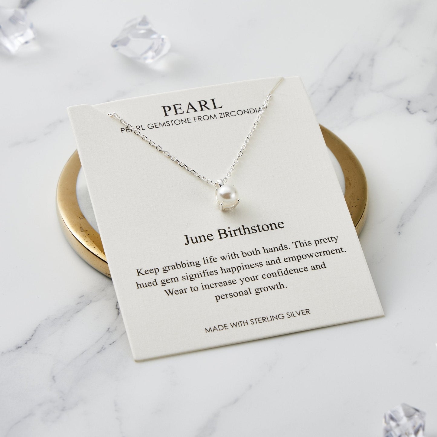 Collier en argent sterling avec pierre de naissance de juin (perle) créé avec des pierres précieuses de Zircondia®