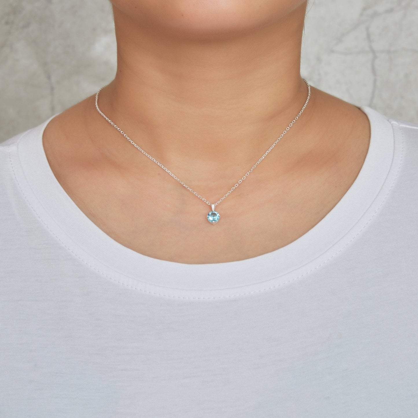 Collier en argent sterling avec pierre de naissance de mars (aigue-marine) orné de cristaux Zircondia®
