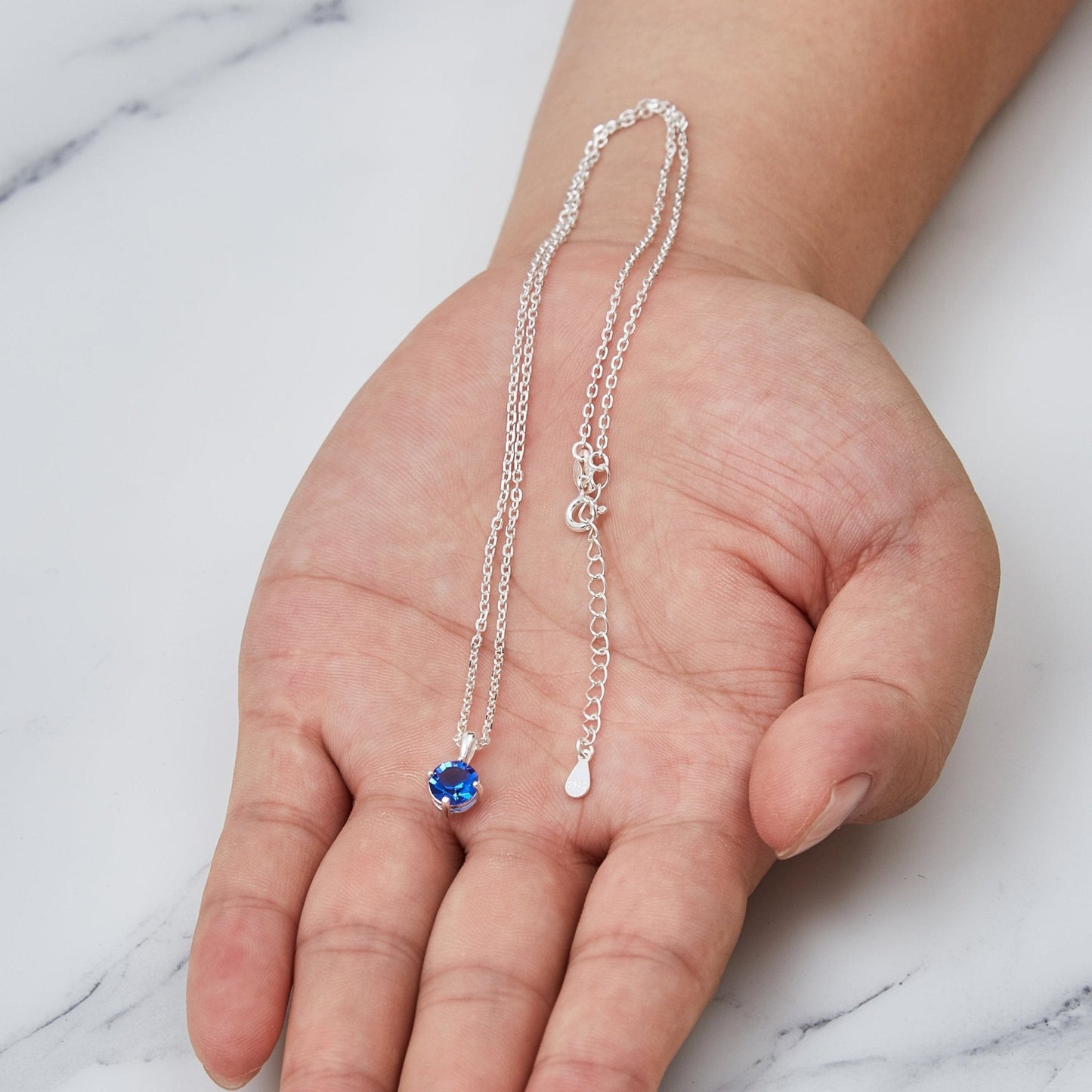 Collier en argent sterling avec pierre de naissance de septembre (saphir) créé avec des cristaux Zircondia®