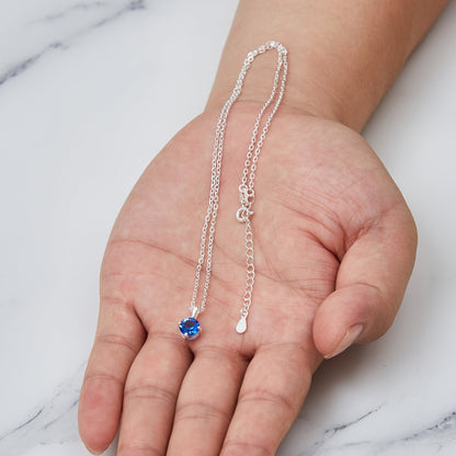 Collier en argent sterling avec pierre de naissance de septembre (saphir) créé avec des cristaux Zircondia®