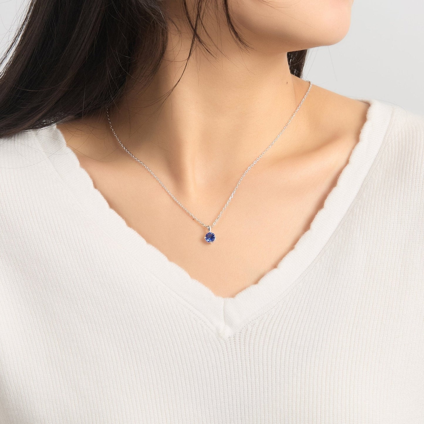 Collier en argent sterling avec pierre de naissance de septembre (saphir) créé avec des cristaux Zircondia®