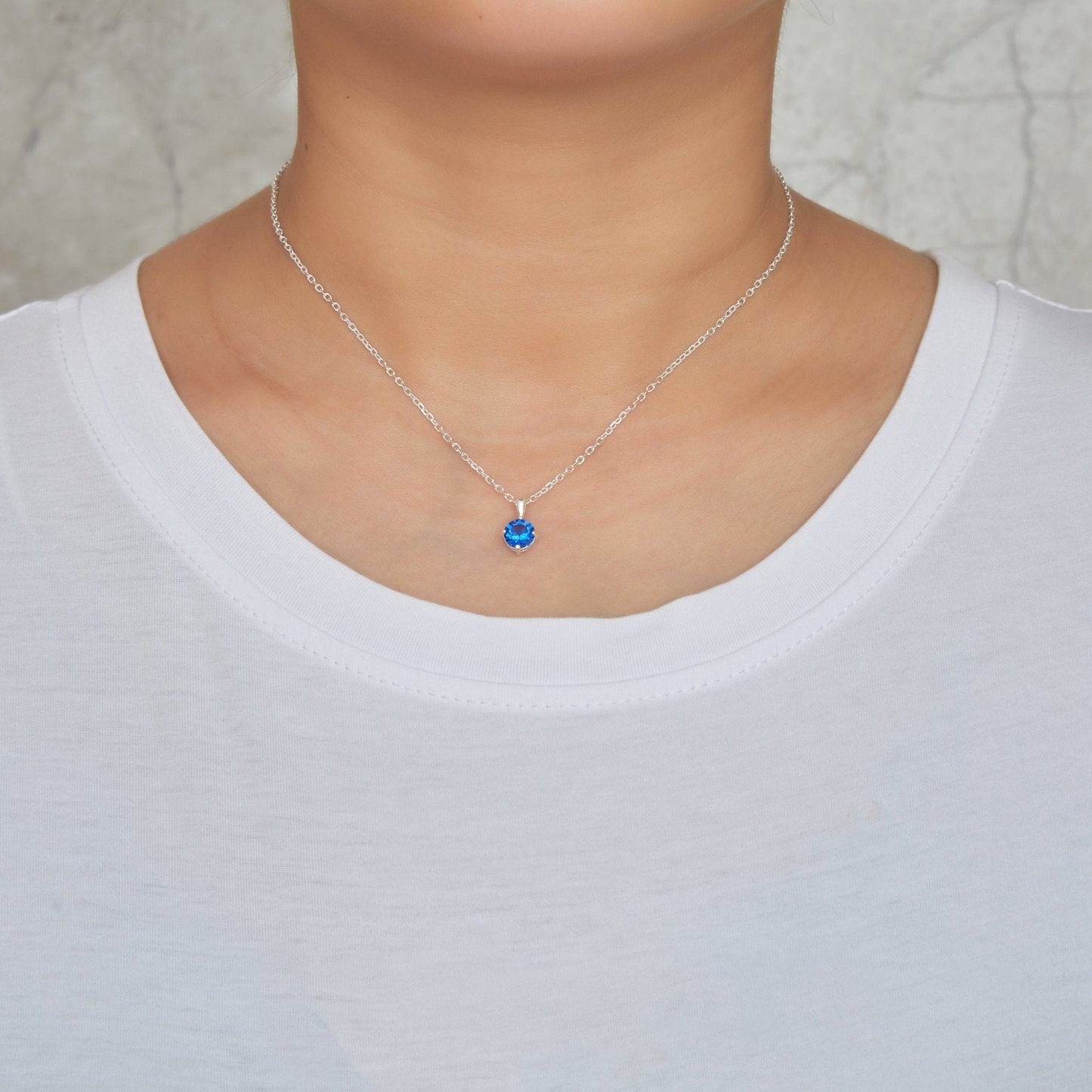 Collier en argent sterling avec pierre de naissance de septembre (saphir) créé avec des cristaux Zircondia®