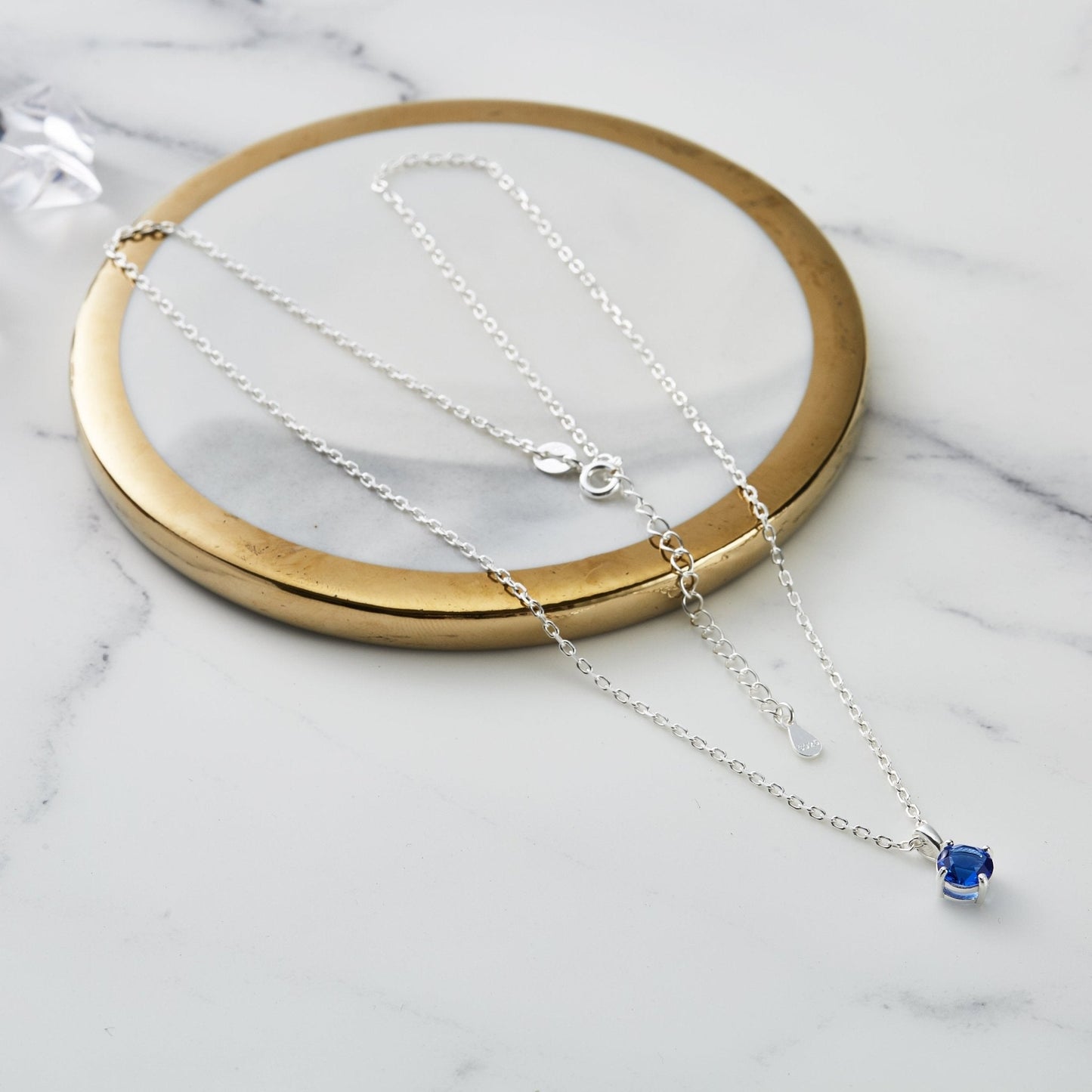 Collier en argent sterling avec pierre de naissance de septembre (saphir) créé avec des cristaux Zircondia®