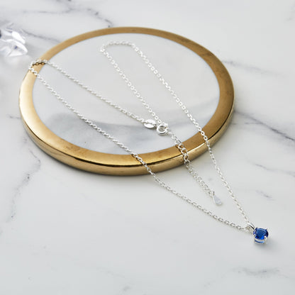 Collier en argent sterling avec pierre de naissance de septembre (saphir) créé avec des cristaux Zircondia®
