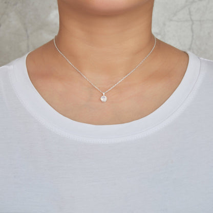 Collier en argent sterling et opale blanche créé avec des cristaux Zircondia®