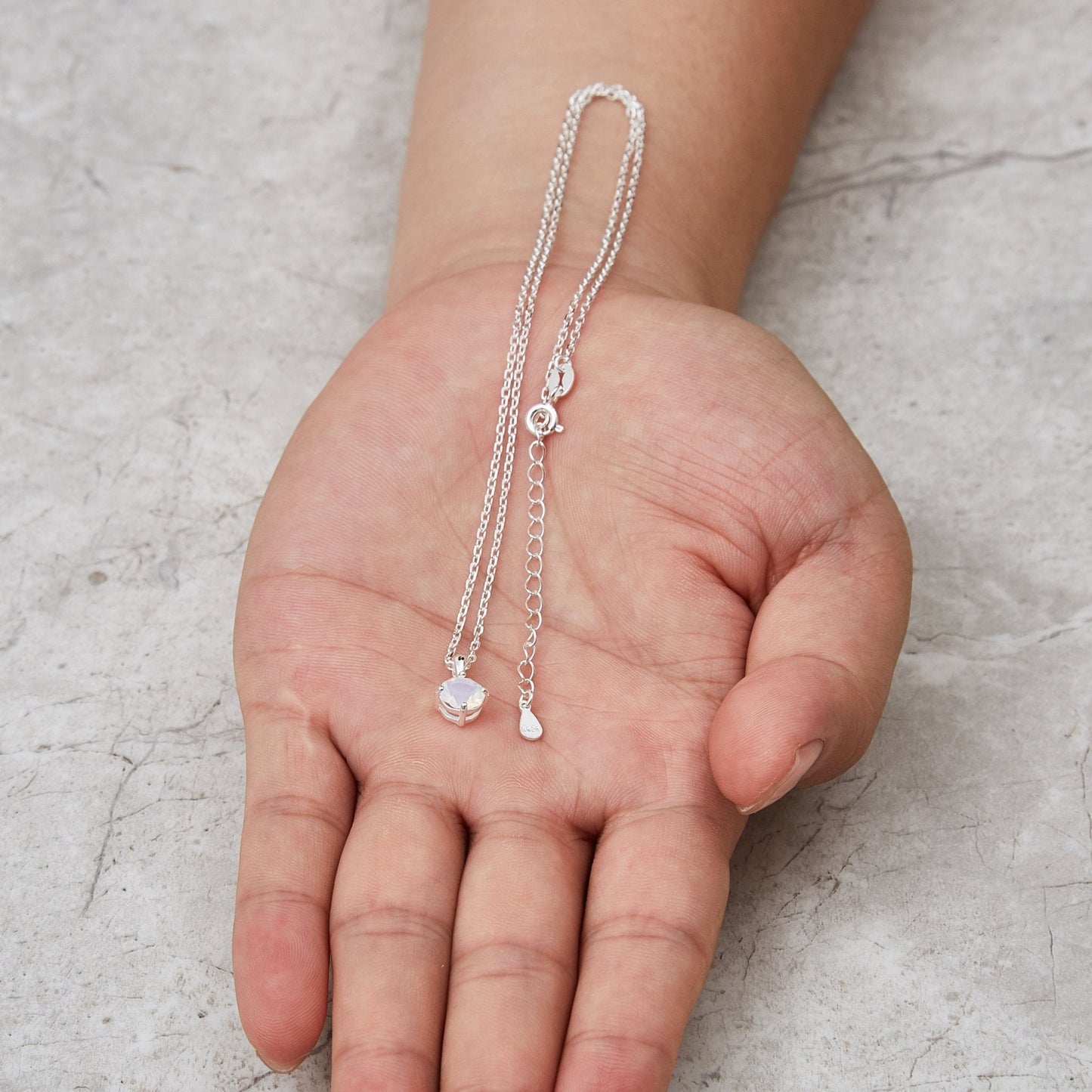 Collier en argent sterling et opale blanche créé avec des cristaux Zircondia®