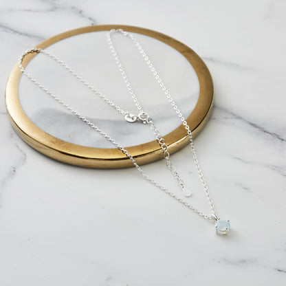 Collier en argent sterling et opale blanche créé avec des cristaux Zircondia®