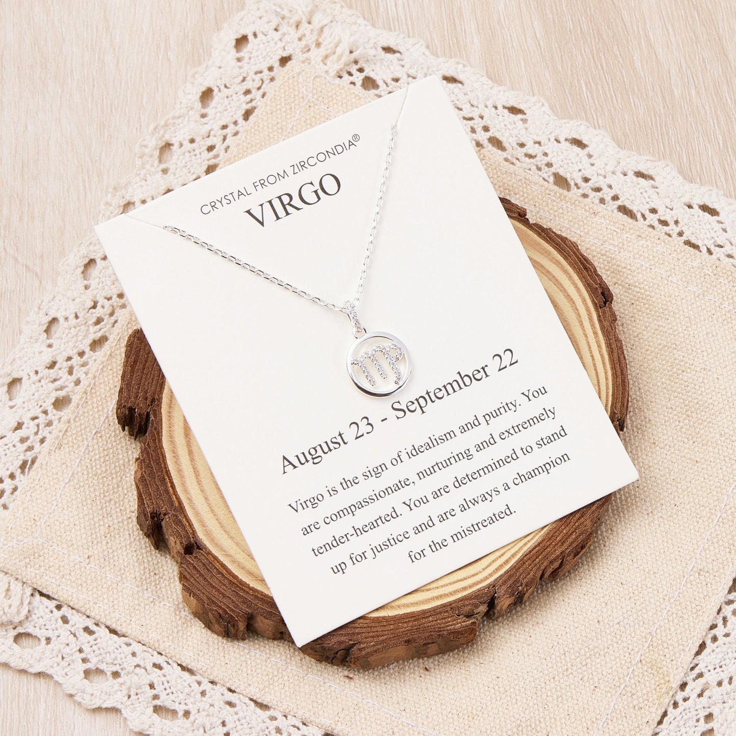 Collier signe astrologique Vierge et carte citation avec cristaux Zircondia®
