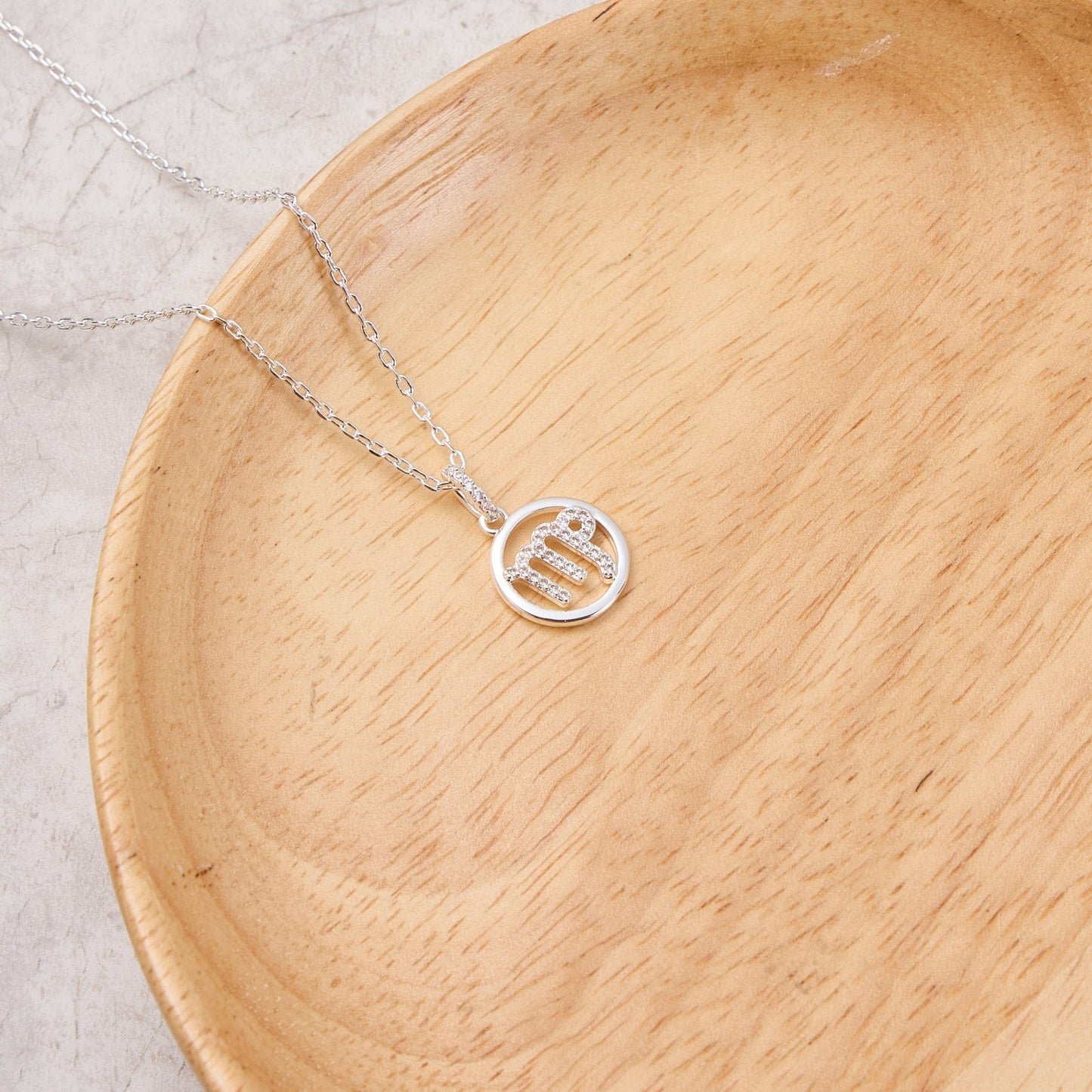 Collier signe astrologique Vierge et carte citation avec cristaux Zircondia®